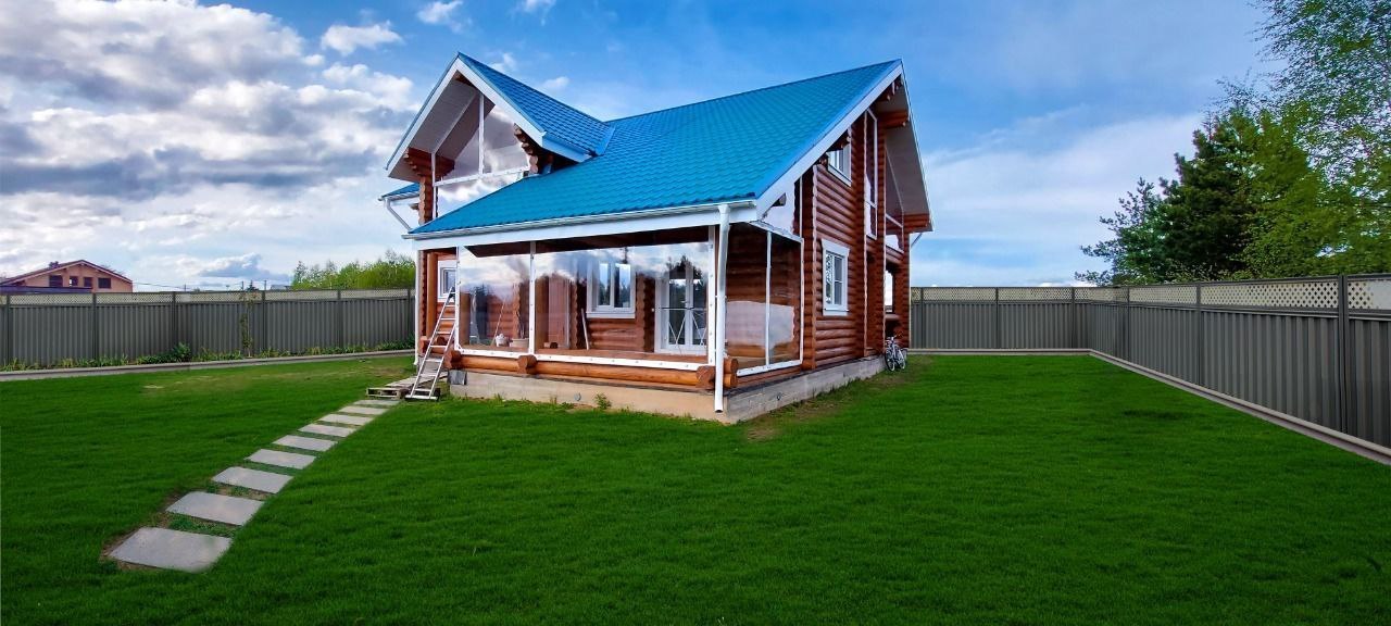 Мягкие окна на веранде загородного дома в Костроме